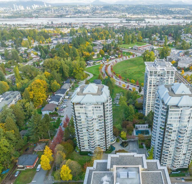 10925 University Dr, Surrey, BC à vendre - Photo du bâtiment - Image 2 de 3