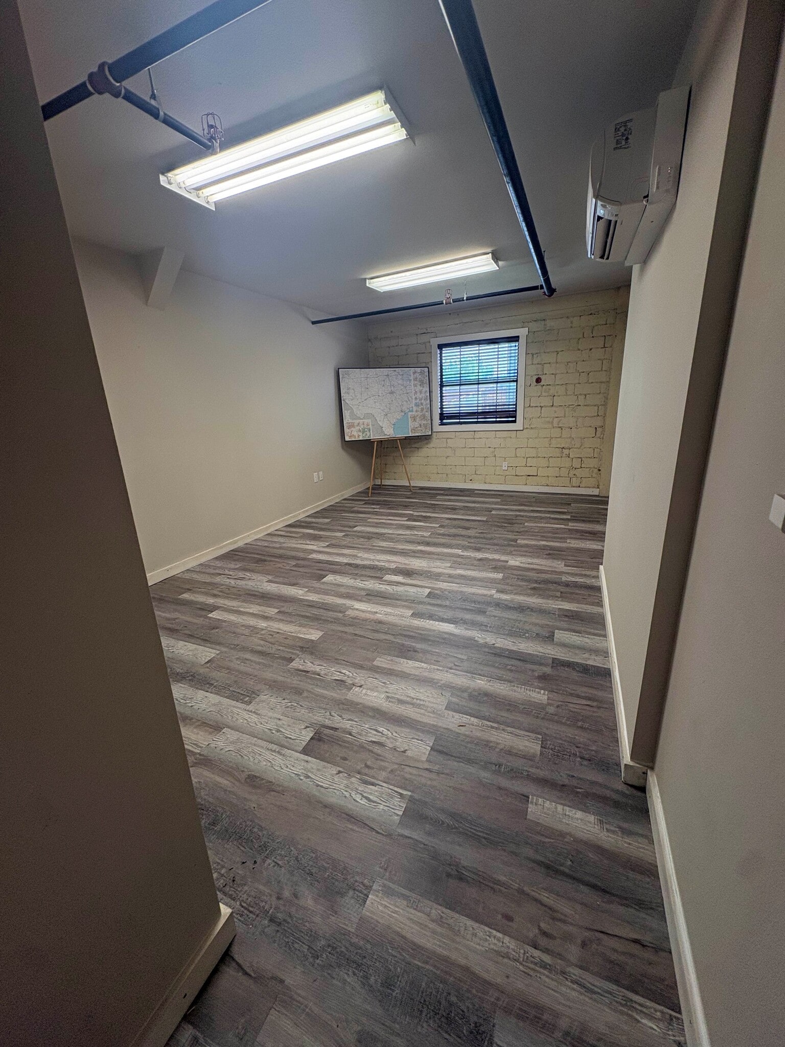 208 S Castell Ave, New Braunfels, TX for lease Interior Photo- Image 1 of 2