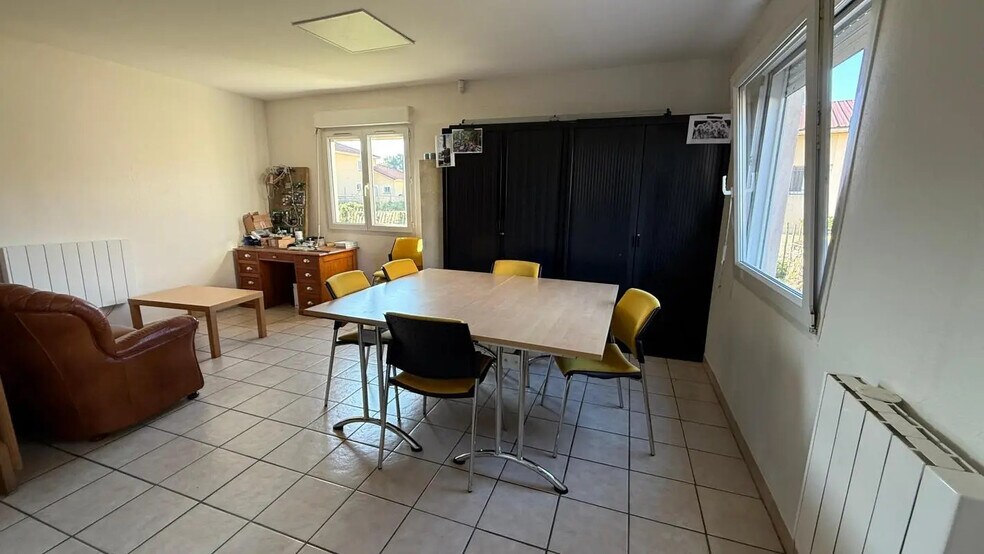 Office in Saint-Just for lease - Building Photo - Image 3 of 7