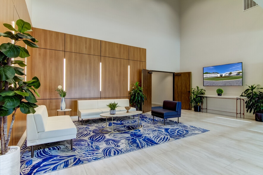 3802 Coconut Palm Dr, Tampa, FL for lease - Interior Photo - Image 3 of 5