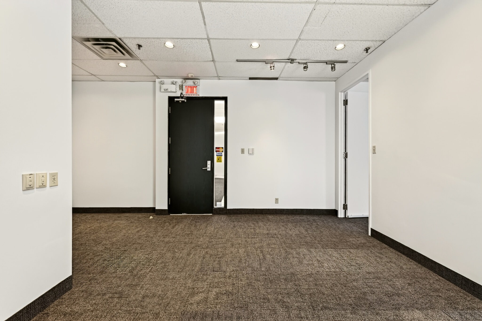 12905 Rue Sherbrooke E, Montréal, QC à louer Photo intérieure- Image 1 de 8
