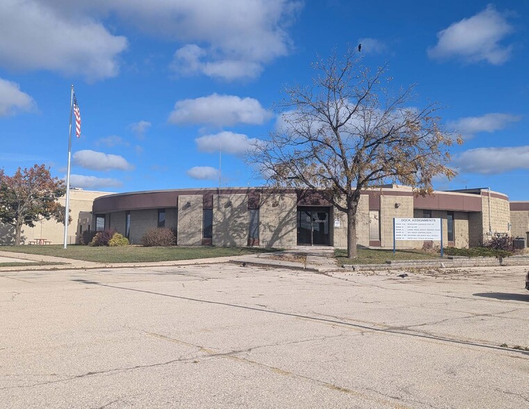 N6637 N Rolling Meadows Dr, Fond Du Lac, WI for lease - Building Photo - Image 2 of 5
