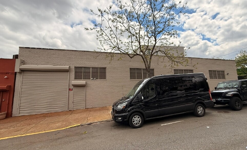 60-01 39th Ave, Woodside, NY for lease - Primary Photo - Image 1 of 6