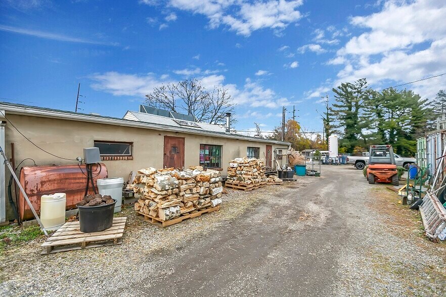 42 Hempstead Tpke, Farmingdale, NY à vendre - Photo du bâtiment - Image 3 de 10