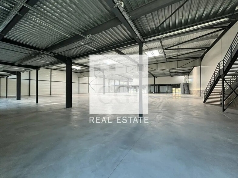 Flex in Saint-Laurent-de-Mure for lease - Interior Photo - Image 2 of 15