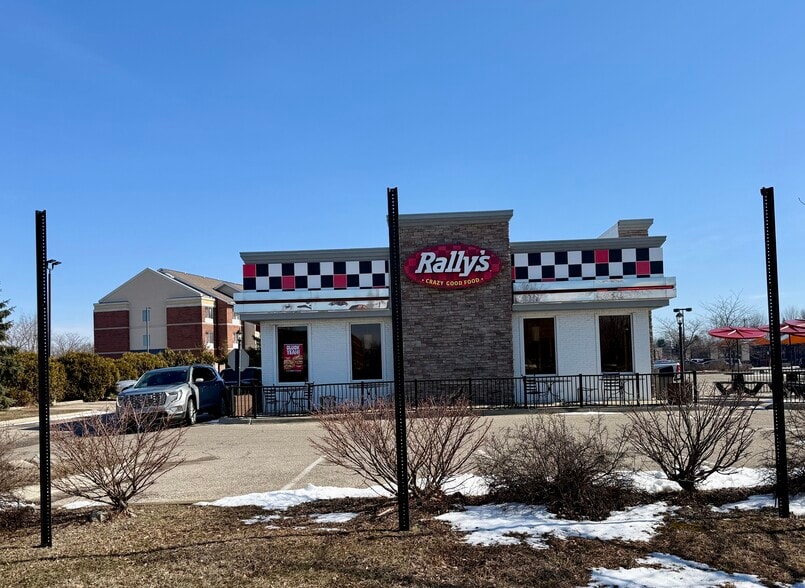 15155 Silver Pky, Fenton, MI for lease - Primary Photo - Image 1 of 5