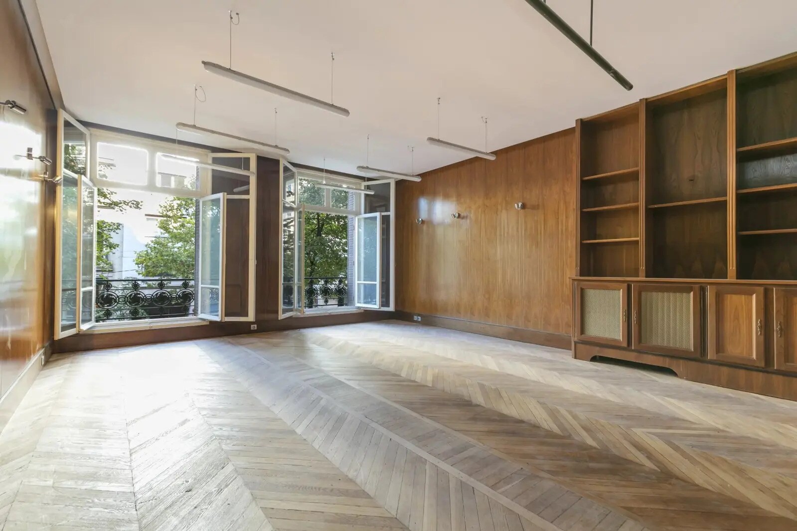 45 Avenue Victor Hugo, Paris for sale Interior Photo- Image 1 of 20