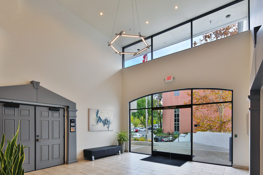 23161 Lake Center Dr, Lake Forest, CA for lease - Lobby - Image 3 of 6