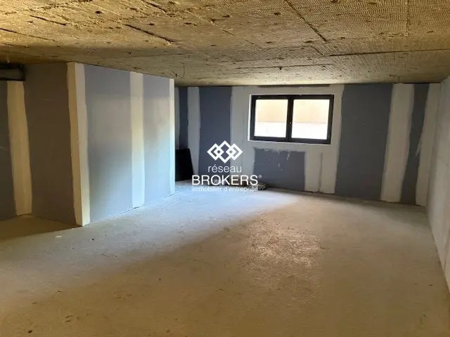 Retail in Marseille for lease - Interior Photo - Image 2 of 2