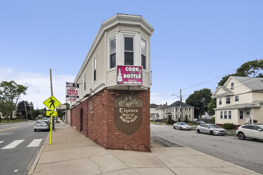 526 Pontiac Ave, Cranston, RI à vendre - Photo du bâtiment - Image 1 de 1