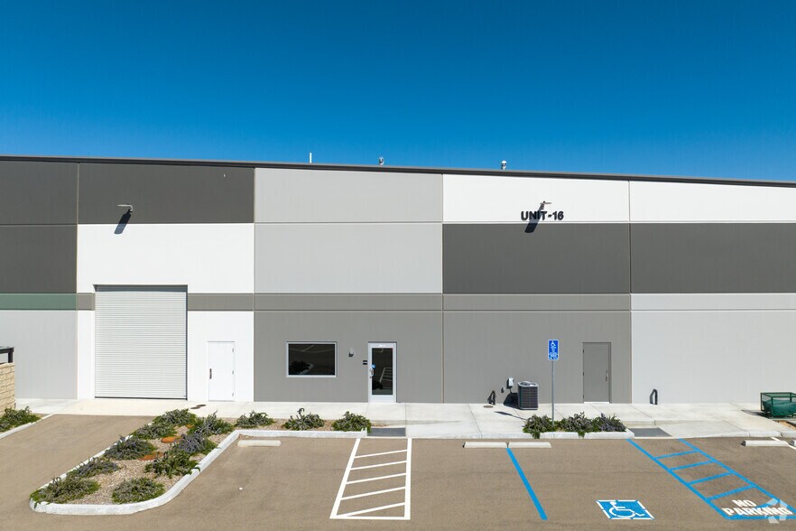 9841D Bartlett Ave, Adelanto, CA à vendre - Photo du bâtiment - Image 2 de 8