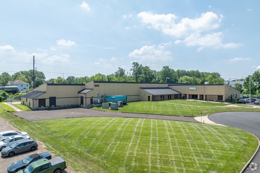 965 Thomas Dr, Warminster Township, PA for lease - Building Photo - Image 3 of 5