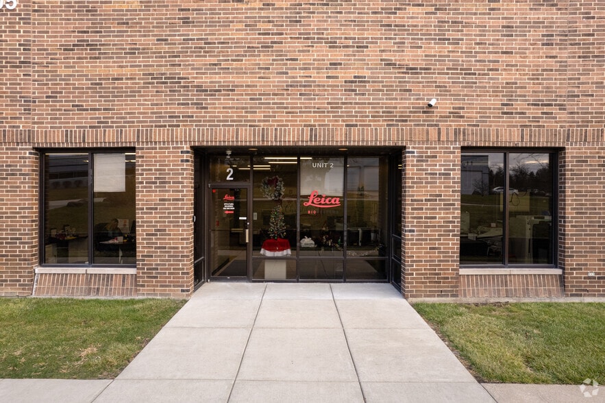 905 Lakeside Dr, Gurnee, IL for lease - Building Photo - Image 3 of 4