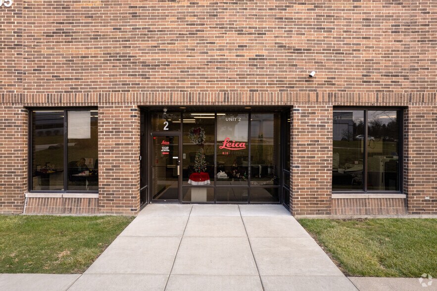 905 Lakeside Dr, Gurnee, IL à louer - Photo du bâtiment - Image 3 de 4