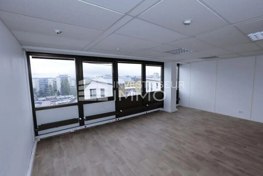 Office in Créteil for lease - Interior Photo - Image 3 of 6