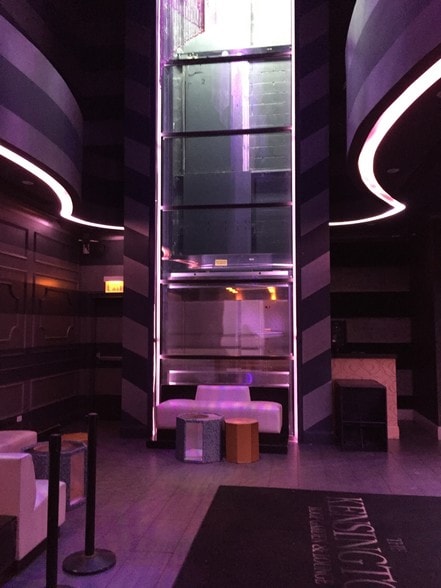 324-326 W Chicago Ave, Chicago, IL for lease - Building Photo - Image 2 of 14