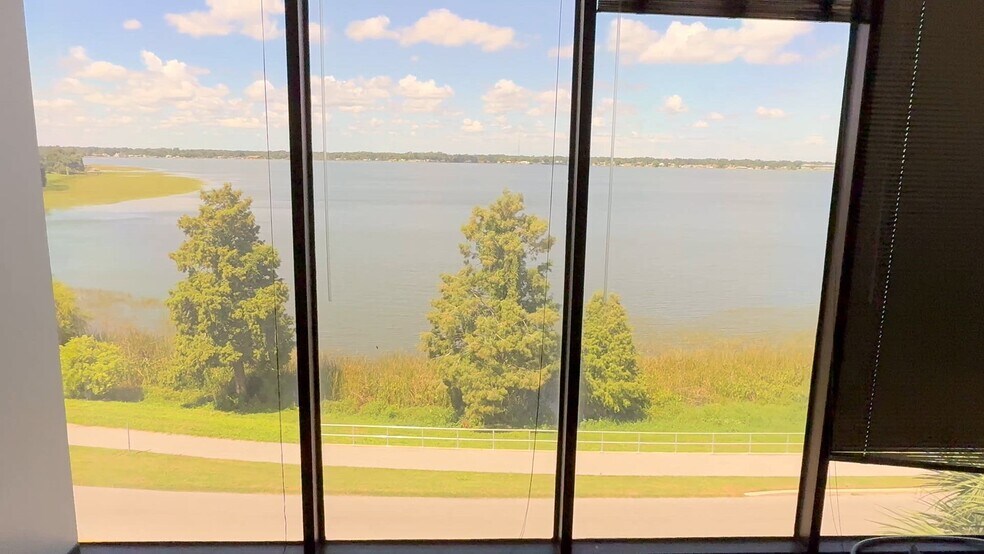 500 NW Lake Howard Dr, Winter Haven, FL à vendre - Vidéo sur l’inscription commerciale - Image 2 de 4