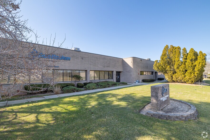 60 Executive Blvd, Farmingdale, NY à vendre - Photo du bâtiment - Image 1 de 7