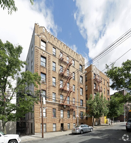 2095 Honeywell Ave, Bronx, NY à vendre - Photo du bâtiment - Image 2 de 6