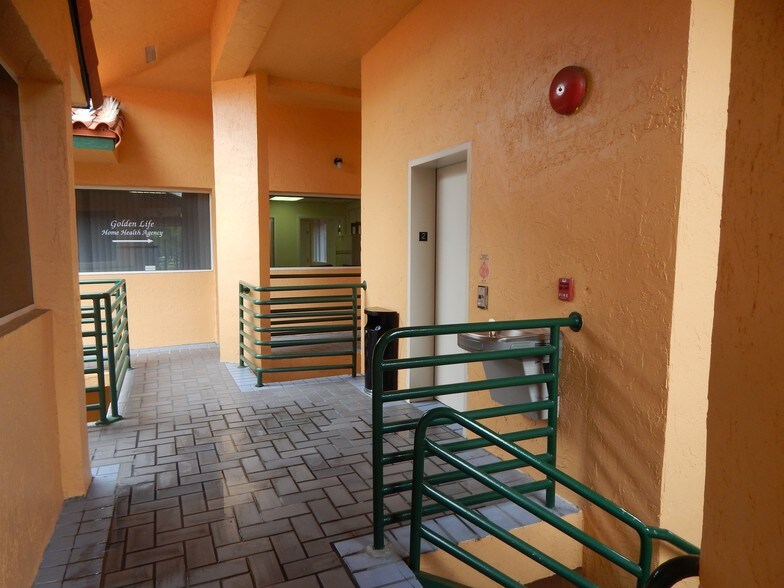 10250 SW 56th St, Miami, FL à louer - Photo du bâtiment - Image 3 de 8