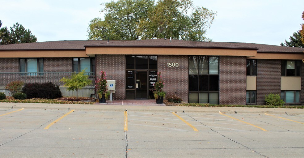 1500 S 70th St, Lincoln, NE à louer - Photo du bâtiment - Image 3 de 5