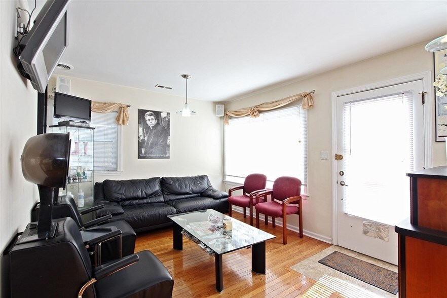 5728 W Higgins Ave, Chicago, IL à vendre - Photo intérieure - Image 3 de 12