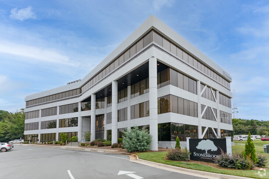 3300 Battleground Ave, Greensboro, NC à louer - Photo du bâtiment - Image 1 de 28