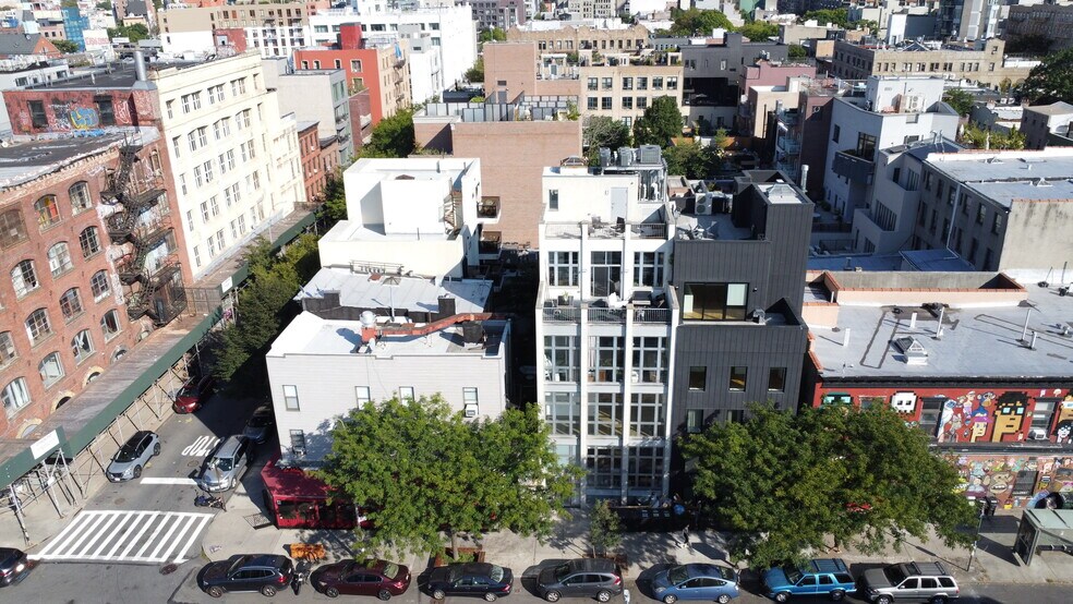 161 Roebling St, Brooklyn, NY à vendre - Photo du bâtiment - Image 2 de 7