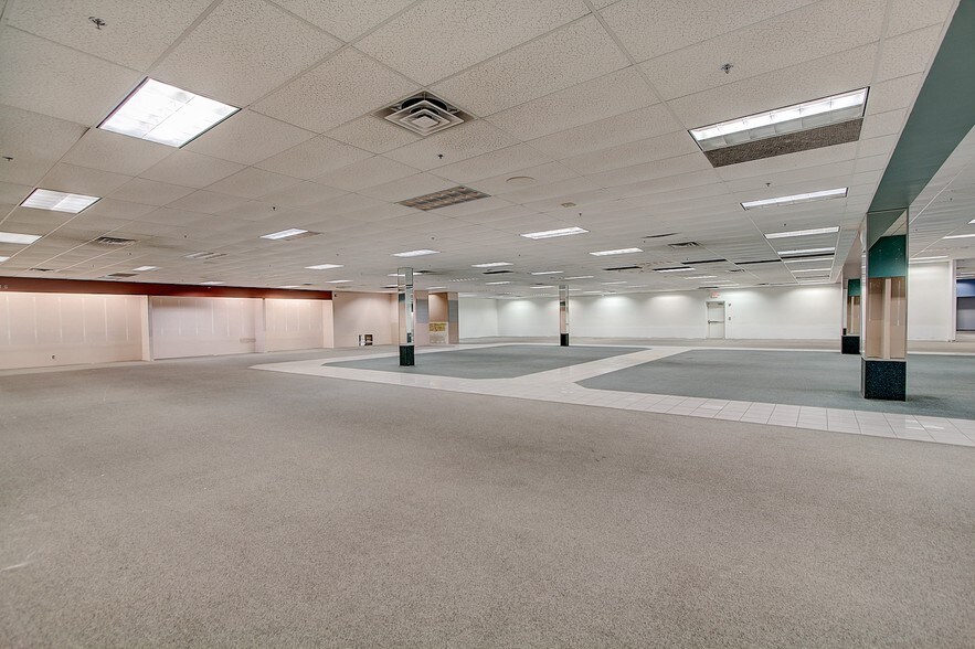 8603 W Brown Deer Rd, Milwaukee, WI à louer - Photo du bâtiment - Image 2 de 9