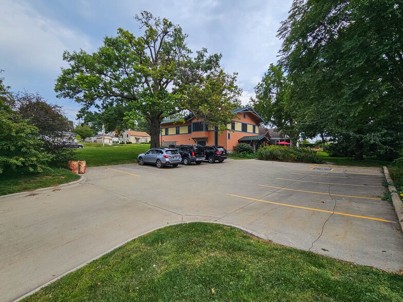 4502 S 42nd St, Omaha, NE for lease - Building Photo - Image 3 of 15