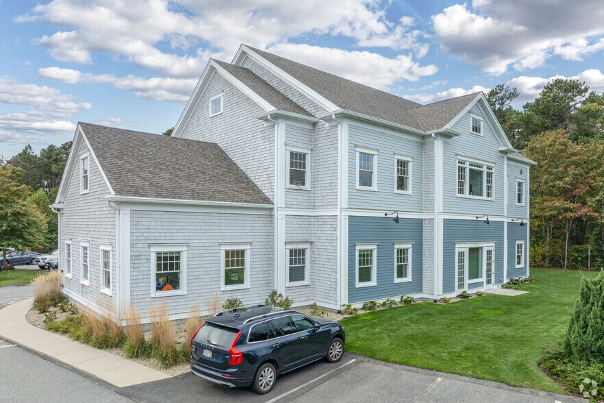 1555 Iyannough Rd, Hyannis, MA à louer - Photo du bâtiment - Image 2 de 21