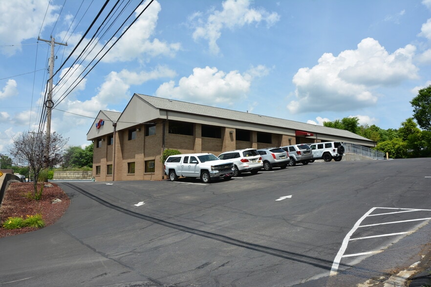 5168 Campbells Run Rd, Pittsburgh, PA à louer - Photo du bâtiment - Image 2 de 8