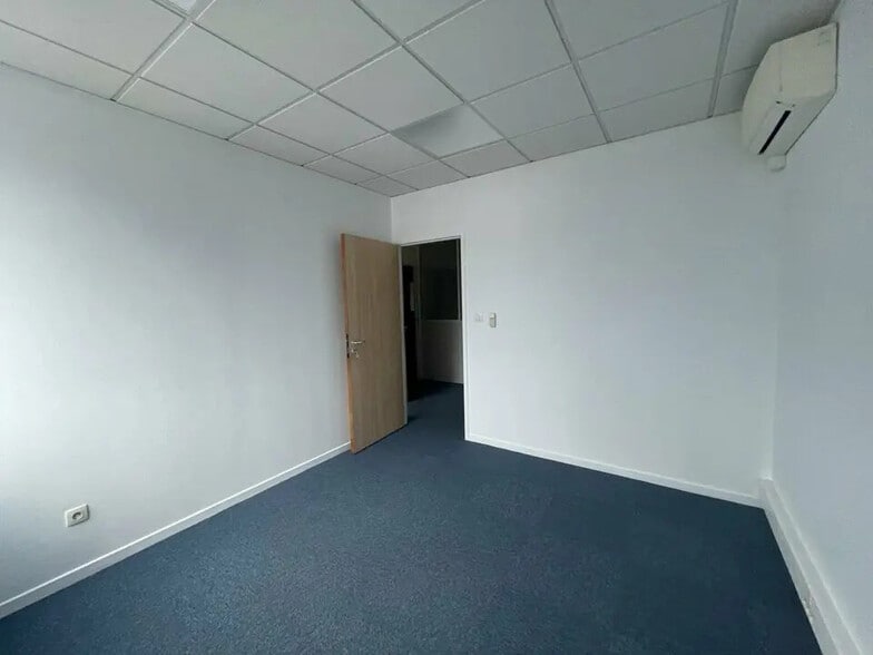 Flex in Saint-Quentin-Fallavier for lease - Interior Photo - Image 2 of 11