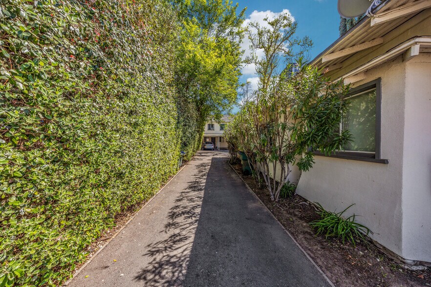1562 N Lake Ave, Pasadena, CA à vendre - Photo du bâtiment - Image 3 de 36