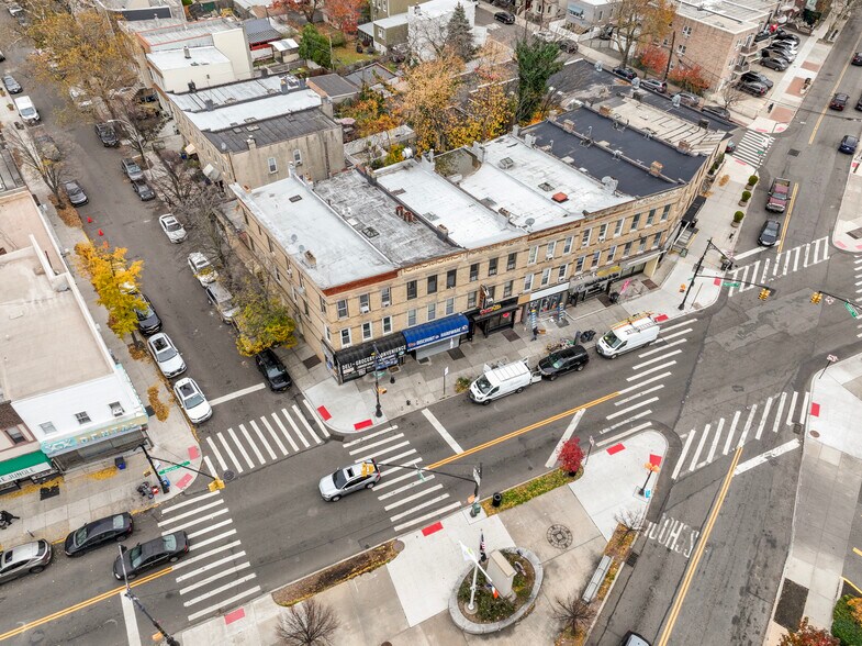 70-03 Myrtle Ave, Glendale, NY à vendre - Photo du bâtiment - Image 3 de 6