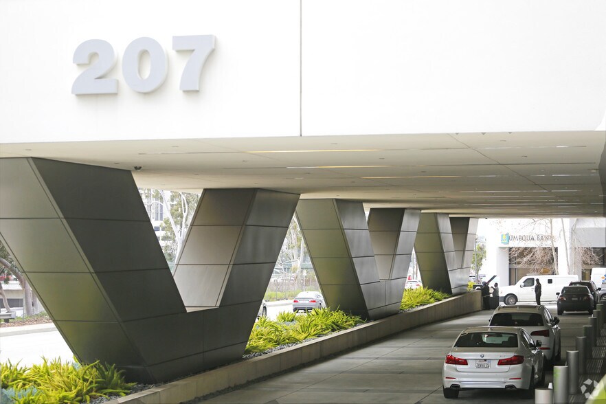 207 N Goode Ave, Glendale, CA for lease - Building Photo - Image 2 of 6