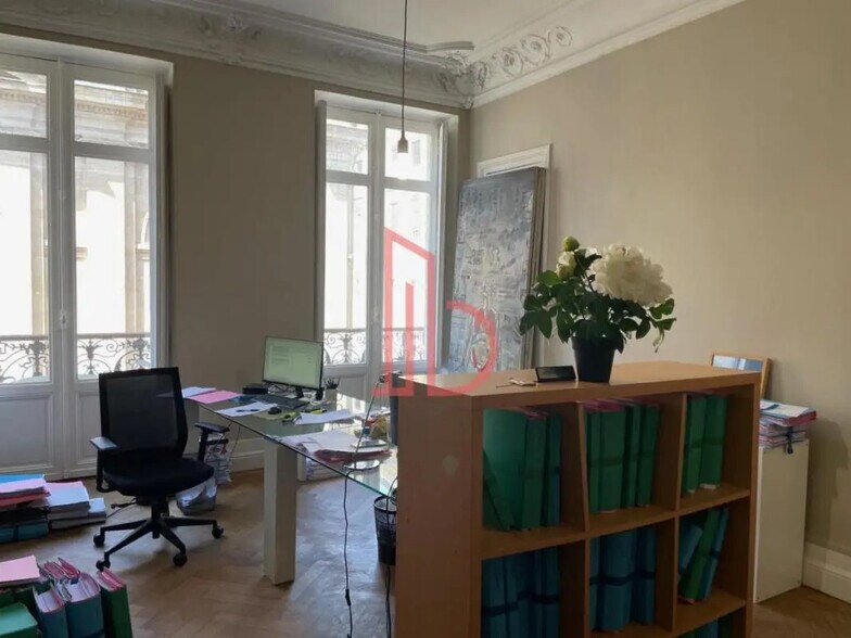 Office in Bordeaux for lease - Interior Photo - Image 2 of 8