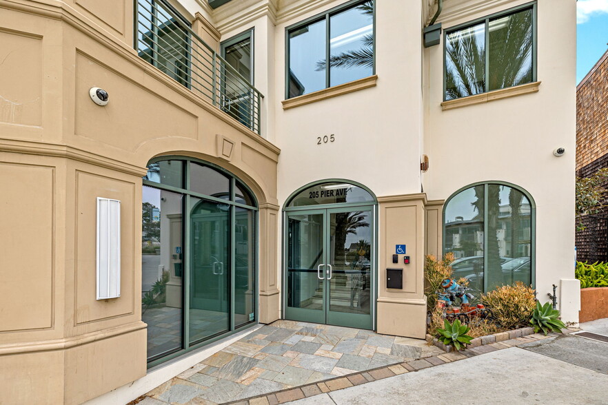 205 Pier Ave, Hermosa Beach, CA for lease - Building Photo - Image 2 of 17