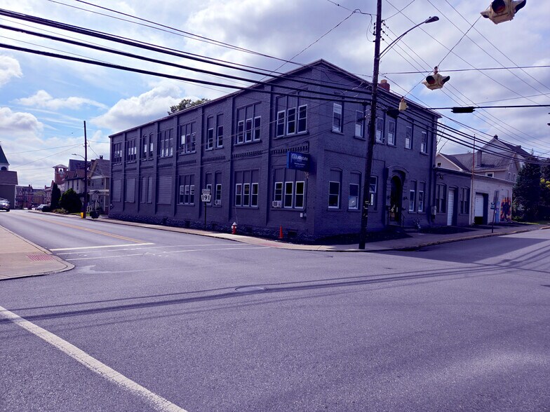 110 Pennsylvania Ave, Bangor, PA à louer - Photo du bâtiment - Image 1 de 15