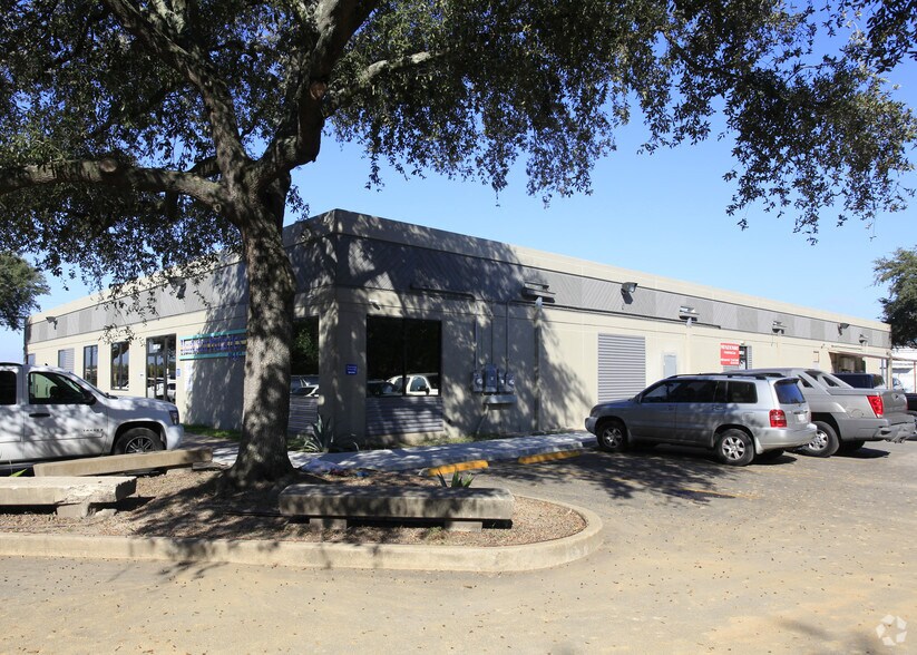 9809 Rowlett Rd, Houston, TX à louer - Photo du bâtiment - Image 3 de 24