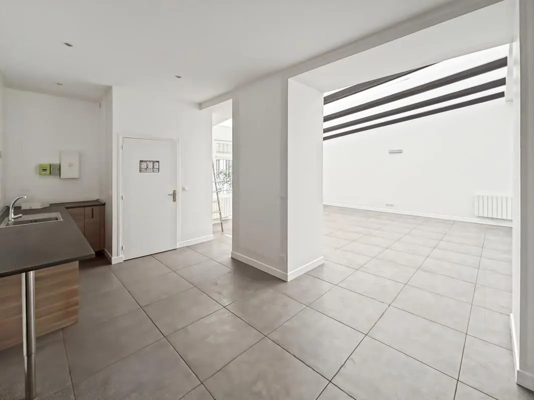 Retail in Paris for lease Interior Photo- Image 1 of 5