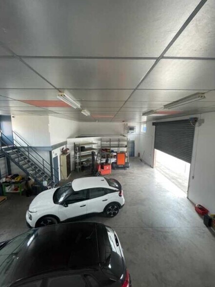 Flex in Toussieu for lease - Interior Photo - Image 3 of 12