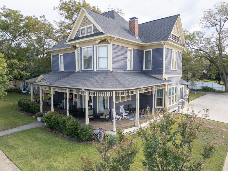 202 N Newsom St, Mineola, TX à vendre - Photo du bâtiment - Image 1 de 40