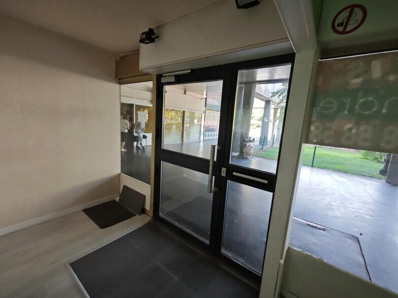 Avenue Robert Schuman, Mons-en-Baroeul for sale - Lobby - Image 2 of 11