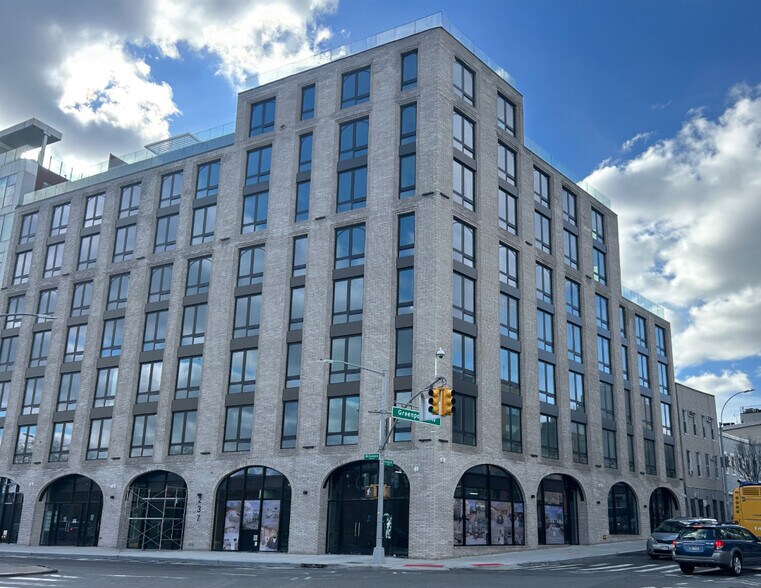 210 Greenpoint Ave, Brooklyn, NY à louer - Photo du bâtiment - Image 1 de 2