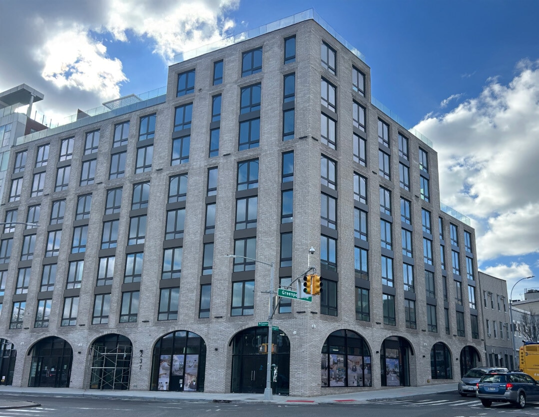 210 Greenpoint Ave, Brooklyn, NY for lease Primary Photo- Image 1 of 2