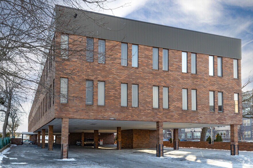 77 N Centre Ave, Rockville Centre, NY à louer - Photo du bâtiment - Image 3 de 5