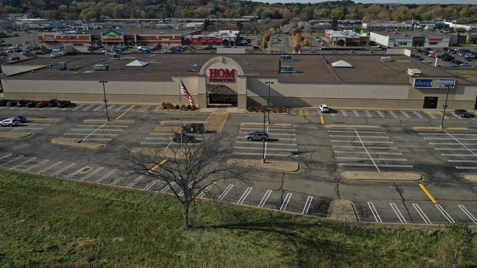 2921 Mall Dr, Eau Claire, WI à vendre - Photo du bâtiment - Image 2 de 25