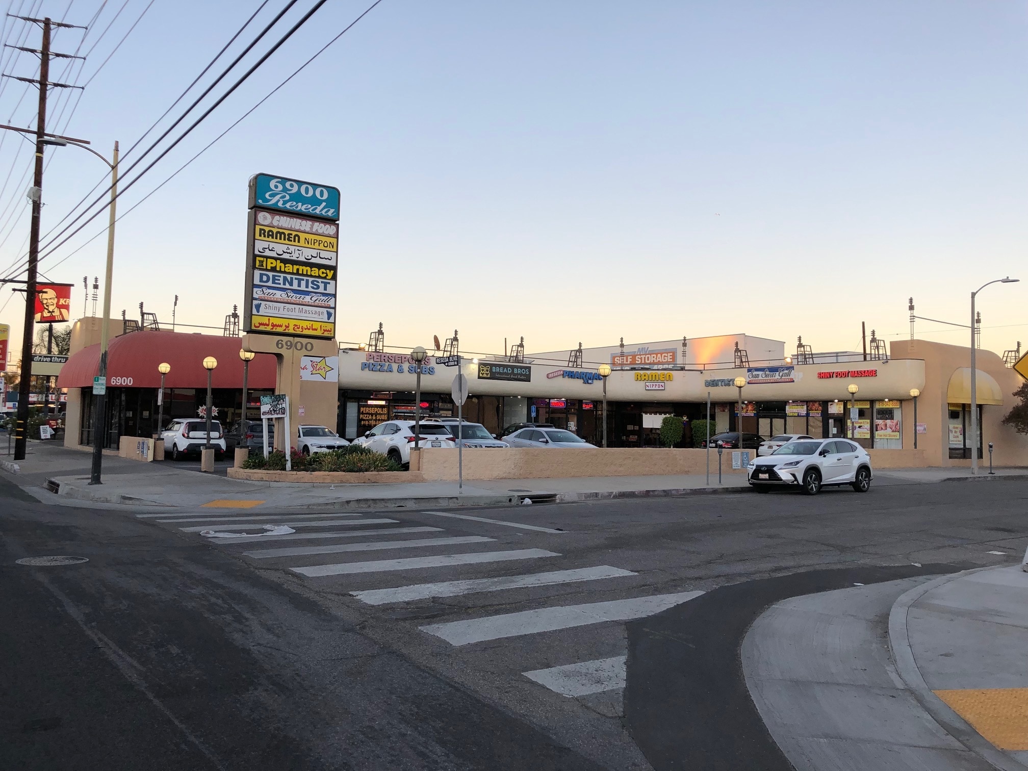 6900 Reseda Blvd, Reseda, CA for lease Building Photo- Image 1 of 4