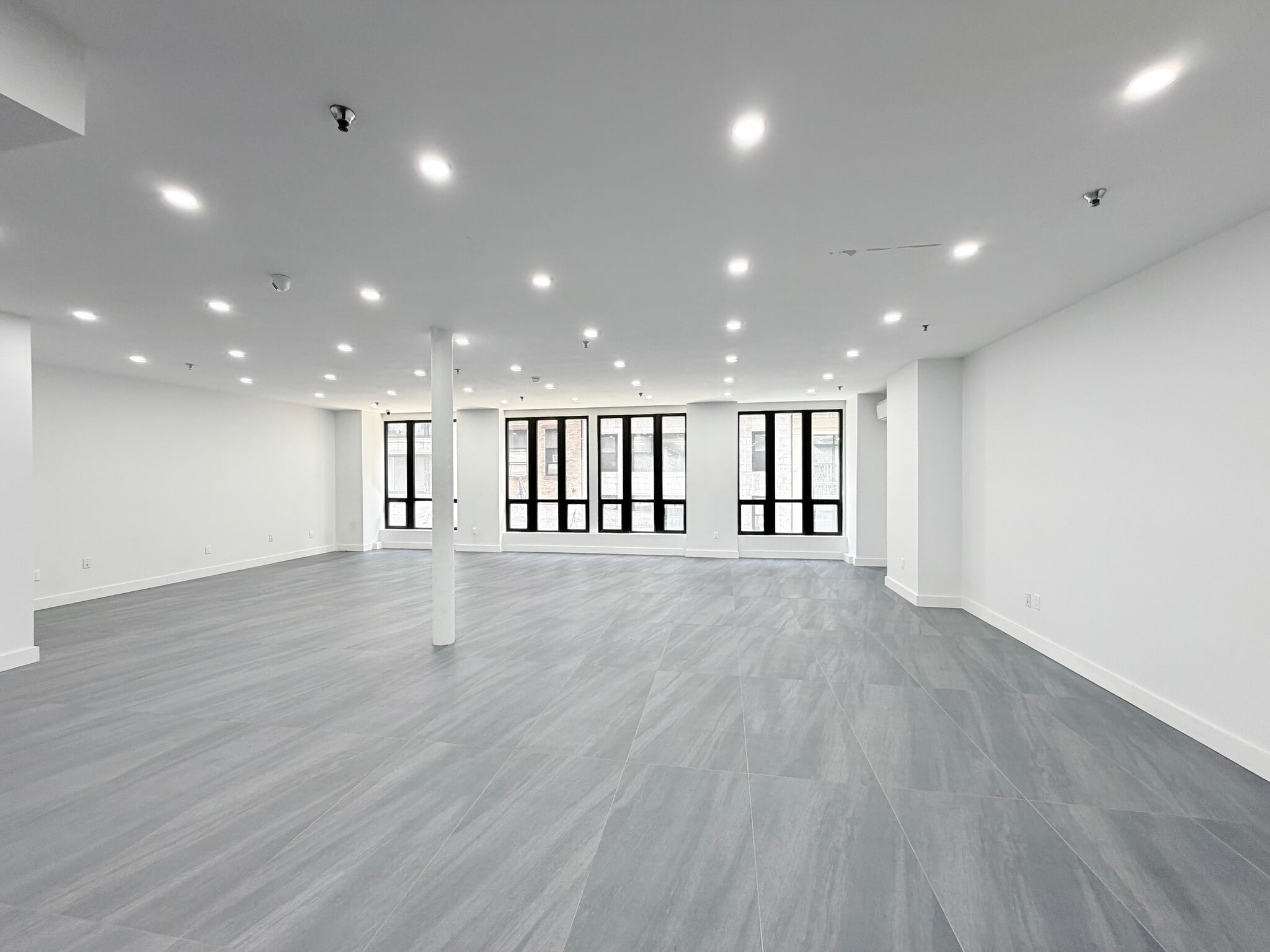 221 W 37th St, New York, NY for lease Interior Photo- Image 1 of 8